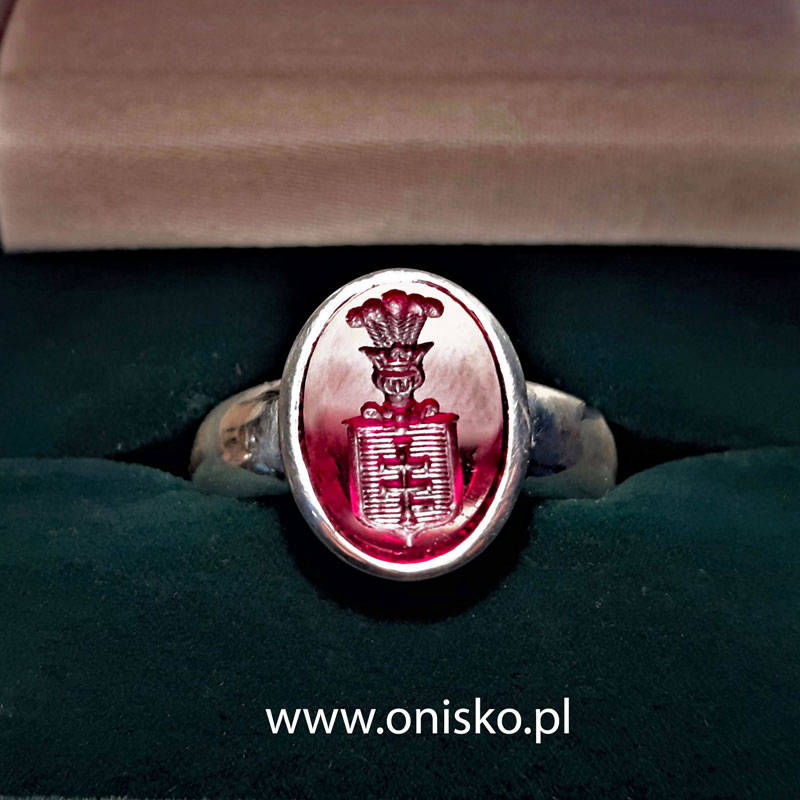 Pierścień z herbem Pilawa w rubinie
