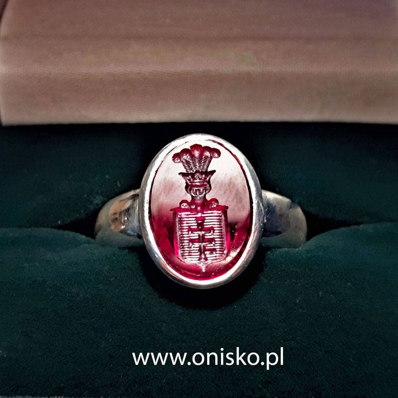 Pierścień z herbem Pilawa w rubinie